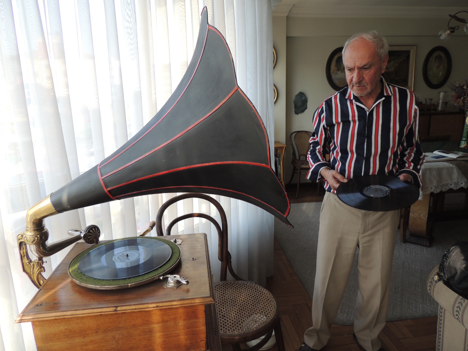 GONZALO RIVERO se deleita con la música de un viejo disco de vinilo, Foto: Constantino Rojas