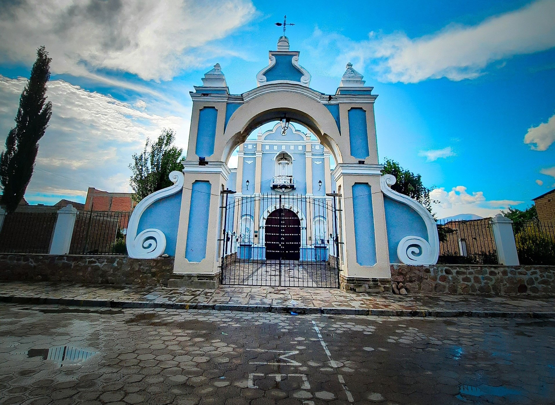 FRONTIS DE INGRESO AL TEMPLO COLONIAL DE ARANI, DECLARADO MONUMENTO NACIONAL, Foto: Neil Laime