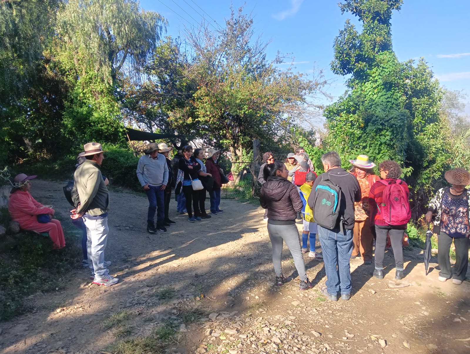 VECINOS VISITAN HUERTOS ECOLÓGICOS EN TIRANI