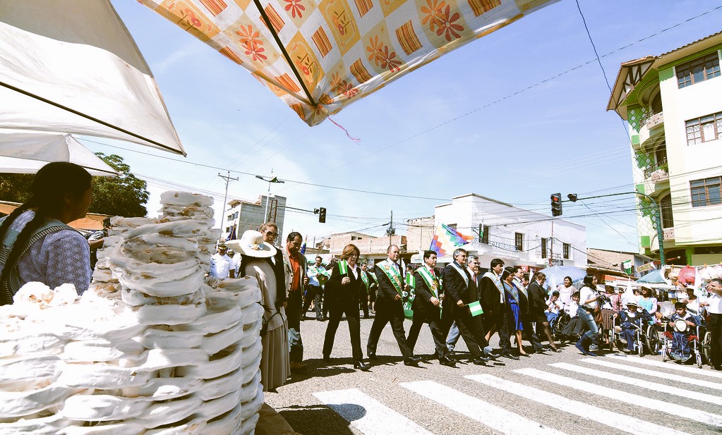 1 (2) Autoridades de Punata rinden homenaje a su pueblo un 18 de Mayo. Foto: Flick Gobernación de Cochabamba